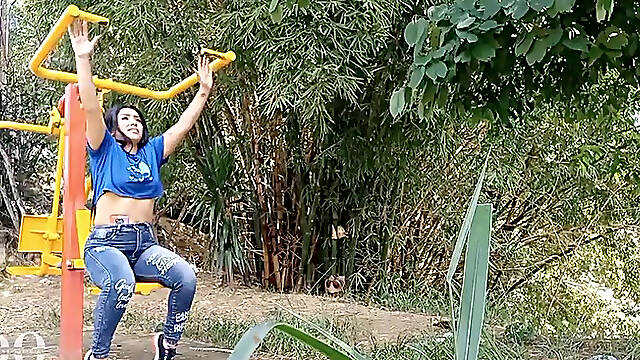 Seduzco a mi sabrosa vecina y resulta toda una cachonda lesbiana con ganas de comer coño