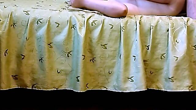Mirando el cuerpo desnudo a esta zorrita caliente