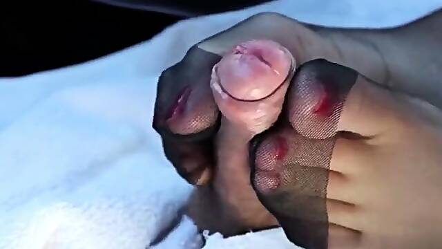 MILF seductress in pantyhose delivers footjob masterpiece