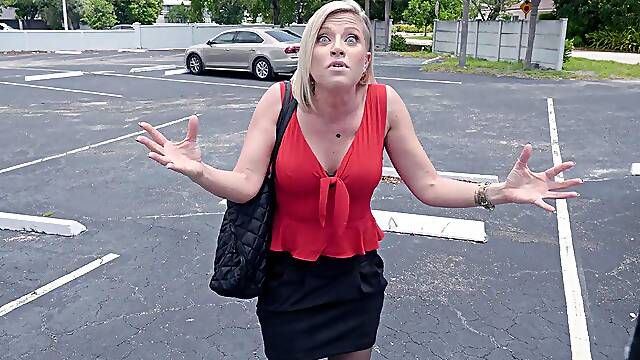 Blonde mom Kaylynn Keys is getting picked up on the street