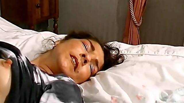 Sodomie et ejac faciale pour cette older libertine dans ce 3some