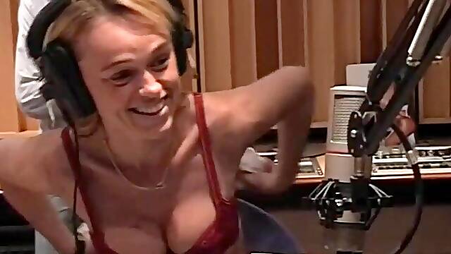 En La Radio, Con Las Tetas Al Aire, Porno Francesas