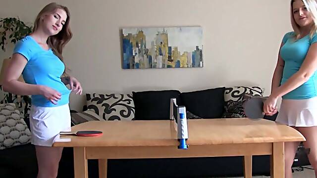 Follando Con Consolador, Lesbiana Abajo De La Mesa