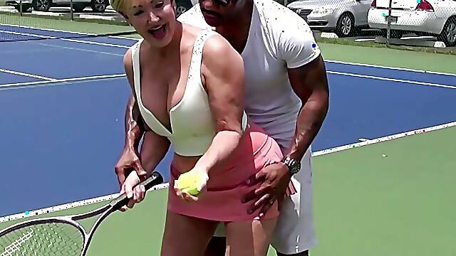Corrida En Mi Esposa, Instructor De Tenis