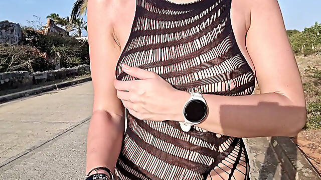 Risky public exposure of tits and pussy
