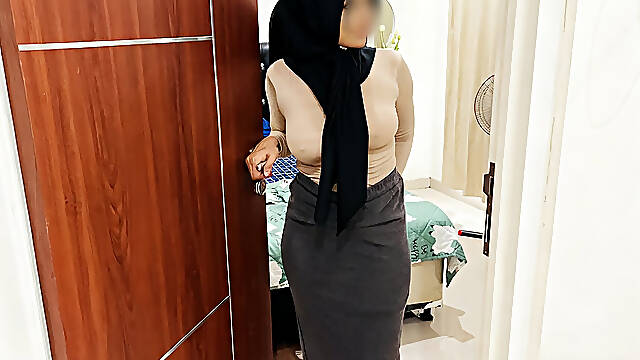My Friend's Stepmother's Plump Hijab Is Very Seductive
