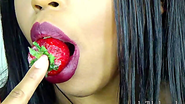 Queen Black Mamba: Strawberry Tease 720p