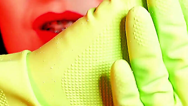 Hot pussy masturbation of horny MILF in rubber household gloves
